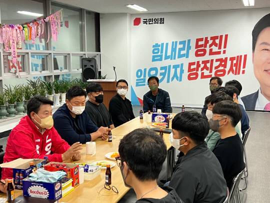 오성환 국민의힘 당진시장 후보는 지난 15일 당진 서해빌딩에 있는 선거사무소에서 청년농업인들과의 간담회를 실시했다. 사진 = 오성환 선거사무소 제공