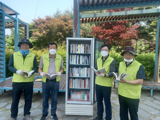 책냉장고 도서 교체. 사진=동문1동 제공