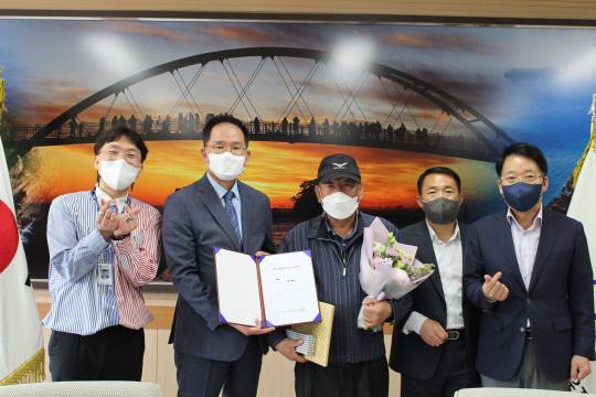 태안교육지원청은 칠순이 넘은 연세에도 불타는 학구열로 중졸 검정고시 합격자에게 합격증서를 전달했다.사진=태안교육지원청제공