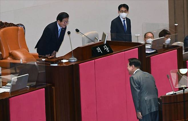 윤석열 대통령이 16일 서울 여의도 국회 본회의장에서 코로나19 손실보상을 위한 추가경정예산(추경)안에 대해 시정연설을 하기 전 박병석 의장과 인사하고 있다. (공동취재사진) ⓒ데일리안 홍금표 기자
