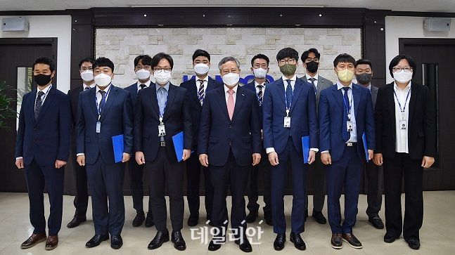 한국조폐공사가 ICT 분야 경력직 12명를 임용하고 기념사진을 찍고 있다. ⓒ한국조폐공사
