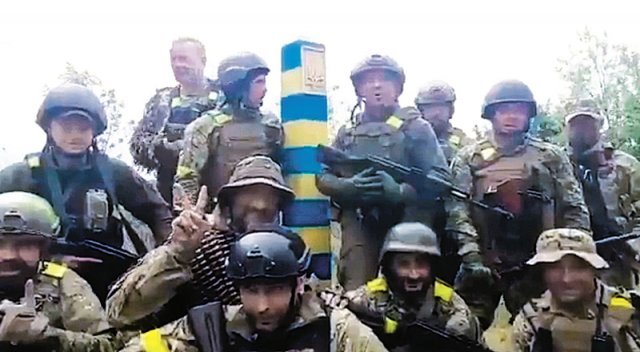 16일 우크라이나 제2도시 하르키우를 탈환한 뒤 인근 러시아 국경까지 진격한 우크라이나군 병사들이 국경 표지석을 둘러싸고 기념 포즈를 취하고 있다. 사진 출처 우크라이나 국방부 페이스북