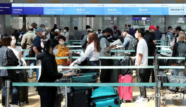 인천국제공항 제1여객터미널에서 해외로 떠나기 위해 출국 수속을 밟고 있는 여행객들. 2022./04/09 인천=홍진환 기자 jean@donga.com