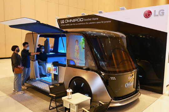 서울 강남구 코엑스에서 열리는 'IEEE(전기전자공학회) ICC(국제통신회의) 2022' LG전자 부스에 차량을 집의 새로운 확장 공간으로 해석해 만든 미래 모빌리티의 콘셉트 모델 LG 옴니팟이 전시돼 있다. <LG전자 제공>