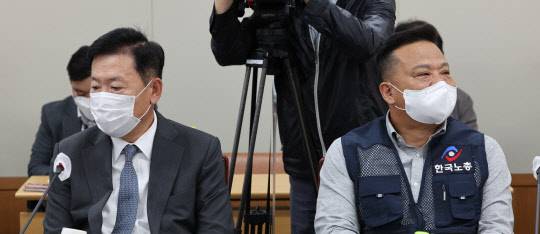 17일 오후 세종시 정부세종청사 최저임금위원회 회의실에서 열린 제2차 전원회의에서 사용자위원인 류기정 한국경영자총협회 전무(왼쪽)와 근로자위원인 이동호 한국노총 사무총장이 자리해 개의를 기다리고 있다. <연합뉴스>