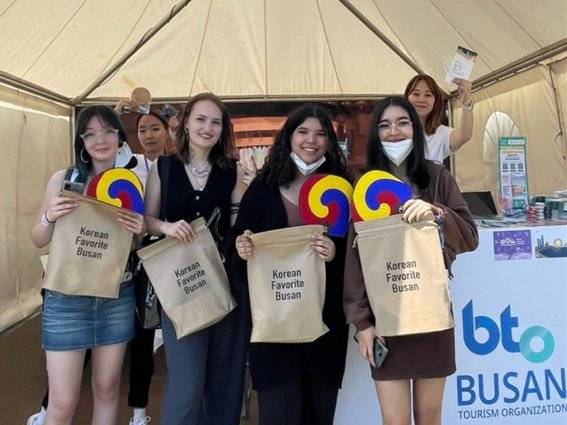 2022 독일 한국관광박람회에서 현지인들이 부산 홍보부스에서 기념품을 들고 기념촬영을 하고 있다. 부산시 제공