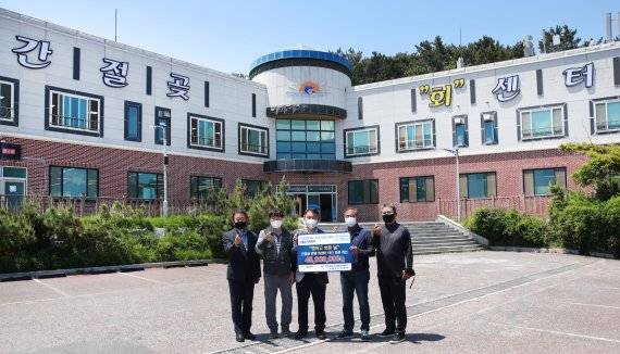 한국수력원자력㈜ 새울원자력본부는 17일 울주군 서생면 대송리 간절곶 관광 회 센터에서 LED 조명을 이용한 야간 경관 개선과 관련해 상인들과 기념식을 가졌다. /사진=한국수력원자력㈜ 새울원자력본부 제공