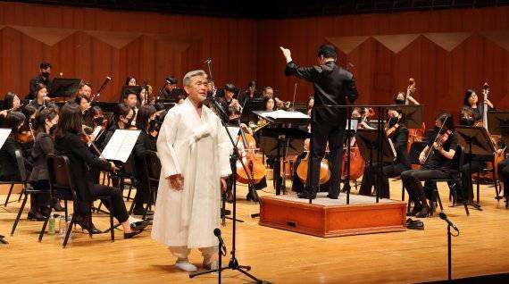 '파이낸셜뉴스와 함께하는 2022 신춘음악회'가 17일 서울 서초동 예술의전당 콘서트홀에서 열렸다. 소리꾼 장사익이 모스틀리 필하모닉 오케스트라의 연주에 맞춰 '찔레꽃'을 열창하고 있다. 사진=박범준 기자
