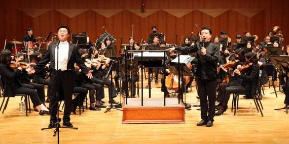 17일 서울 서초동 예술의전당 콘서트홀에서 열린 '파이낸셜뉴스와 함께하는 2022 신춘음악회'에서 바리톤 양태중(왼쪽)과 지휘자 박상현이 ‘향수’를 부르고 있다. 사진=박범준 기자
