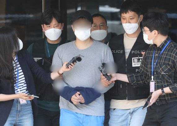 관악구 자택에서 함께 술을 마시던 지인에게 흉기를 휘둘러 살해한 혐의를 받고 있는 20대 남성 A씨가 17일 서울 서초구 서울중앙지방법원에서 열린 영장실질심사를 마친 후 법원을 나서고 있다./사진=뉴스1