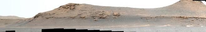 250미터 거리에서 찍은 화성의 삼각주. 왼쪽끝 완만한 경사로가 퍼시비런스가 선택한 주행 경로다. 미국항공우주국 제공
