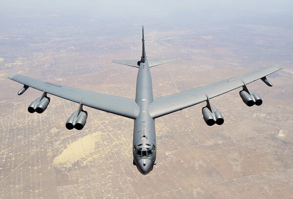 미국 공군 전략 폭격기 B-52H의 비행 모습. 미 공군은 B-52H에서 14일 극초음속 무기인 ‘공중발사 신속대응 무기’(ARRW) 발사에 성공했다고 16일 밝혔다. 미 공군