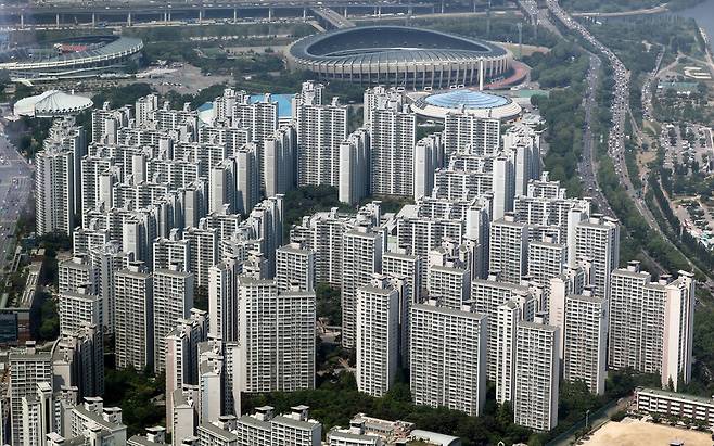 더불어민주당이 다주택자 종부세 과세 기준을 6억원 이상에서 11억원 이상으로 올리는 법 개정을 추진하기로 했다. 사진은 17일 롯데월드타워 전망대 서울스카이에서 바라본 서울 시내 모습. 연합뉴스