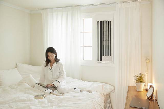 LG전자 모델이 창문형 에어컨 '휘센 오브제컬렉션 엣지'를 소개하고 있다. LG전자 제공