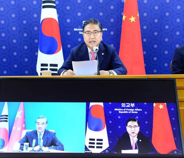 박진(오른쪽) 외교부 장관이 16일 왕이 중국 외교부장과 상견례를 겸한 첫 화상통화를 하고 있다. 외교부 제공