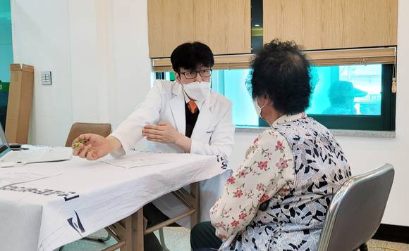 이경훈 인천힘찬종합병원 정형외과 과장이 17일 충남 태안 남면농협에서 진행된 의료봉사활동에서 관절 환자를 진료하고 있다. [사진=인천힘찬종합병원]