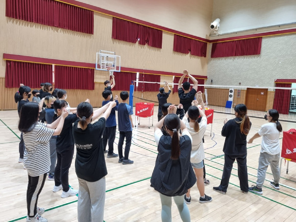 지난 14일 김천모암초등학교에서 진행된 한국도로공사 구단 주최 배구교실의 첫 수업 장면. [사진=한국도로공사 하이패스 배구단]