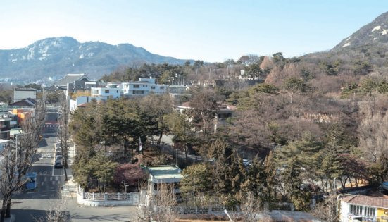 삼청동 총리공관 일대. 저 멀리 인왕산 춘추관과 인왕산이 보인다. [청와대 경호처]