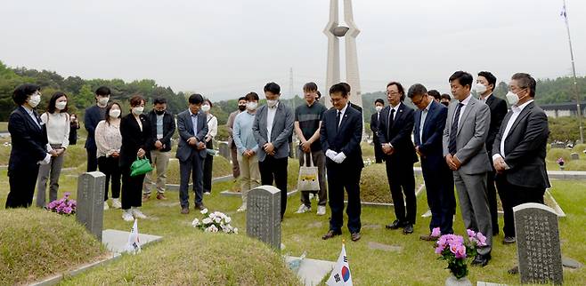 광주전남기자협회는 지난 12~14일 전국 언론인을 초청해 '5·18 42주년 민주역사기행' 연수를 진행했다. 이번 행사에 참여한 기자 30여명은 계엄군의 헬기 사격 탄흔이 발견된 전일빌딩, 최후의 항쟁지인 옛 전남도청  5월 항쟁지 현장 등을 찾으며 5·18의 의미를 되새겼다. 사진은 지난 13일 기자들이 국립5·18민주묘지를 찾아 합동 참배하는 모습. /광주전남기자협회 제공