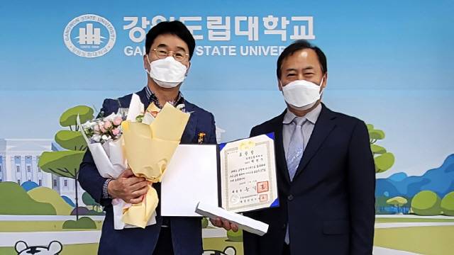 ▲ 강원도립대학교 박병수 교수(왼쪽)가최근  제41회 스승의날 기념 대통령 표창을 전찬환 총장(오른쪽)으로부터 전수받고 있다.