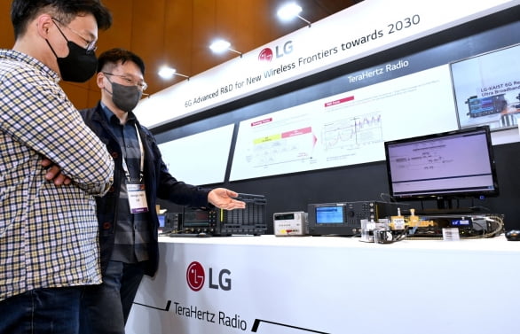 LG전자가 16일부터 20일까지 서울 코엑스에서 열리는 'IEEE ICC 2022'에 참가해 커넥티드카, 6G, 인공지능 등 다양한 신사업 분야의 혁신 기술을 선보인다. LG전자 직원이 6G 무선 송수신 테스트를 시연하기에 앞서 카이스트와 함께 개발한 6G 테라헤르츠 안테나 모듈을 소개하고 있다. [사진=LG전자]