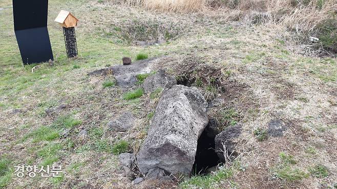 큰 바위로 봉쇄된 다랑쉬굴 입구. 박미라 기자