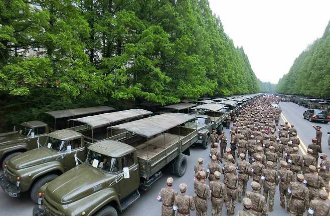 의약품 수송에 동원된 북한 군인과 차량 북한의 코로나19 대응을 위해 평양시내 의약품 수송 임무에 투입되는 인민군 군의부문 전투원들이 지난 16일 국방성에서 결의 모임을 가졌다고 노동신문이 17일 보도했다. 뉴스1