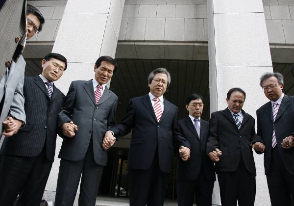 오정호(가운데) 새로남교회 목사가 2007년 10월 26일 서울 서초구 대법원 앞에서 구원파와의 소송에서 최종 승소한 뒤 당회 장로들과 감사 기도를 하고 있다. 새로남교회 제공