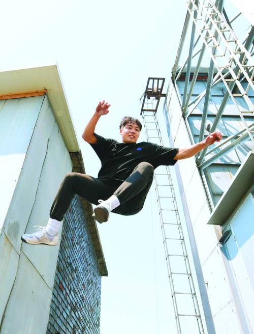 김 코치가 주로 사용하는 틱택(벽을 발로 차서 벽 반대쪽으로 점프하는 기술) 기술을 시연하고 있다.