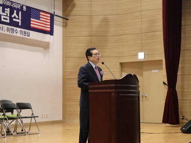 인사말하는 세계부부의날위원회 이사장 최귀석 목사.