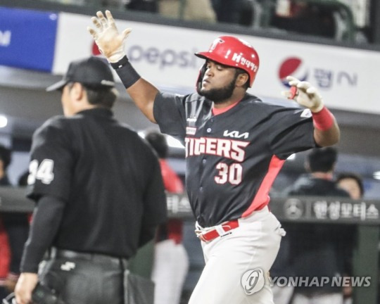 (부산=연합뉴스) 17일 부산 사직구장에서 열린 프로야구 KIA 타이거즈와 롯데 자이언츠의 경기. 9회초 KIA 소크라테스가 동점 솔로홈런을 치고 홈에서 환호하고 있다.