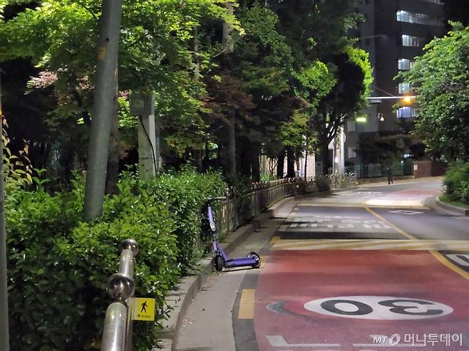 지난 15일 오후 11시쯤 서울 광진구 광장동의 어린이보호구역 차도 위에 공유 전동킥보드가 주차돼 있다. /사진=박수현 기자
