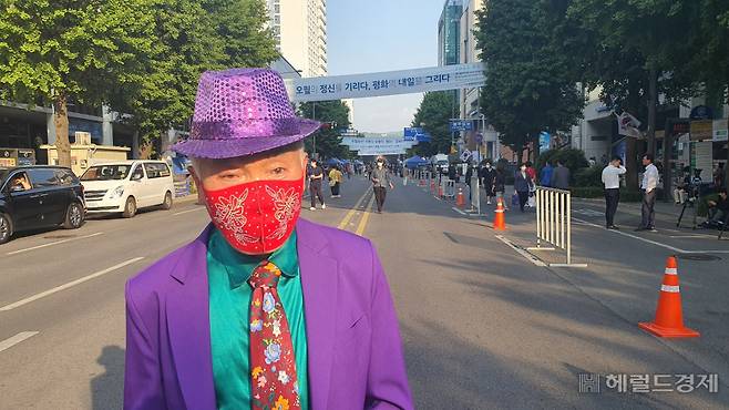 광주시민 이재벽 씨가 민주화운동으로 숨진 희생자를 기리며 전야제 행사에 참석했다. 서인주 기자