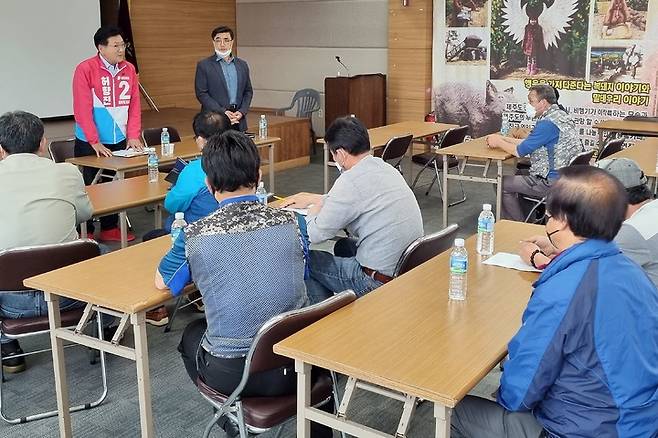 [제주=뉴시스] 17일 제주시민속오일시장을 방문한 허향진 국민의힘 제주도지사 후보가 상인연합회 관계자들과 대화를 나누고 있다. (사진=허향진 후보 선거사무소) 2022.05.17. photo@newsis.com *재판매 및 DB 금지