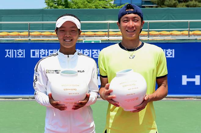 [서울=뉴시스] 테니스협회장배 남녀 단식 우승을 차지한 홍성찬(사진 오른쪽)과 백다연. (사진 = 대한테니스협회) *재판매 및 DB 금지