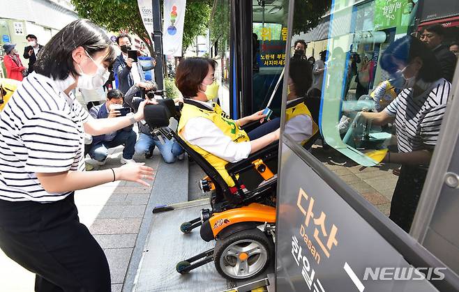[대구=뉴시스] 이무열 기자 = 19일 오후 대구 중앙파출소 앞에서 열린 '6·1 지방선거 출마자 장애인 이동권 체험 행사'에 참여한 지방선거 출마자들이 전동 휠체어를 타고 버스에 탑승하고 있다. 행사에는 홍준표 국민의힘 대구시장후보의 배우자인 이순삼씨, 서재헌 더불어민주당 대구시장 후보, 한민정 정의당 대구시장 후보, 이인선 국민의힘 대구 수성구을 국회의원 보궐선거 후보가 참석했다. 2022.05.17. lmy@newsis.com