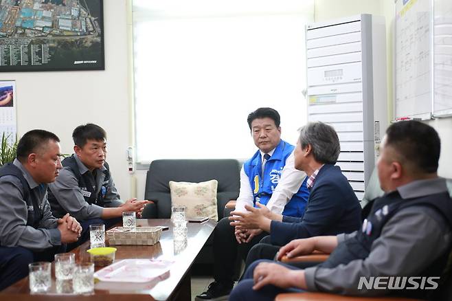 [거제=뉴시스] 홍정명 기자= 양문석 더불어민주당 경남도지사 후보가 17일 오후 대우조선해양 노동조합 사무실에서 노조 간부들과 대우조선해양 정상화 지원 방안에 대해 의견을 교환하고 있다.(사진=양문석 후보 선대위 제공) 2022.05.17. photo@newsis.com