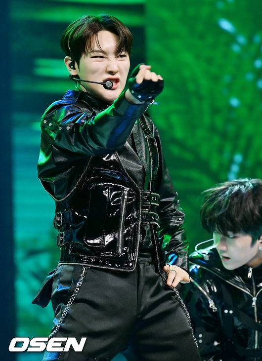 [OSEN=민경훈 기자] 17일 오후 서울 용산구 블루스퀘어에서 보이 그룹 티엔엑스(TNX) 첫 번째 미니앨범 '웨이 업'(WAY UP) 발매기념 데뷔 쇼케이스가 열렸다. TNX는 지난해 SBS에서 방영된 보이그룹 프로젝트 'LOUD:라우드'에서 피네이션 최종 데뷔조로 선발된 최태훈, 우경준, 장현수, 천준혁, 은휘, 오성준으로 구성된 6인조 그룹이다. 그룹 TNX 최태훈이 화려한 데뷔 무대를 선보이고 있다. 2022.05.17 /rumi@osen.co.kr