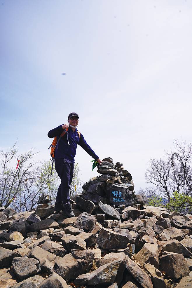 돌무더기 위에 우뚝 선 시루봉(중봉) 정상석은 특별함을 선사한다.