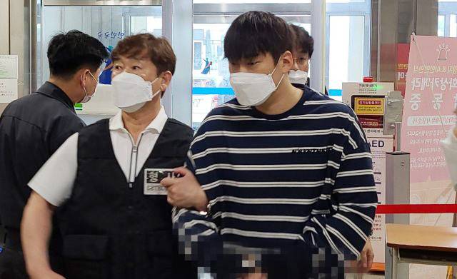 지난 2013년 6월 3일 승부 조작과 불법도박 의혹을 받는 프로야구 삼성라이온즈 프랜차이즈 스타 윤성환(39)씨가 대구 수성구 대구지방법원에서 열린 구속 전 피의자 심문(영장실질심사)에 출석하기 위해 법정으로 향하고 있다. 연합뉴스