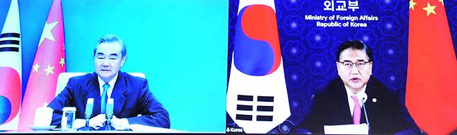 박진 외교부 장관(오른쪽)과 왕이 중국 외교부장이 16일 가진 첫 화상통화에서 북한의 잇단 무력도발과 코로나19 상황, 양국 관계 발전 방안 등에 대해 논의하고 있다. 외교부 제공