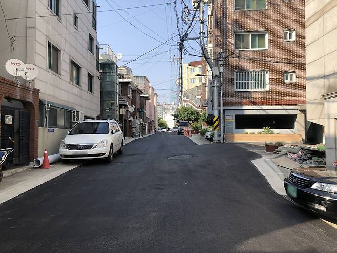 서울 구로구가 최근 확장 공사를 마친 구로5동 밤동산마을 진입 도로.구로구 제공