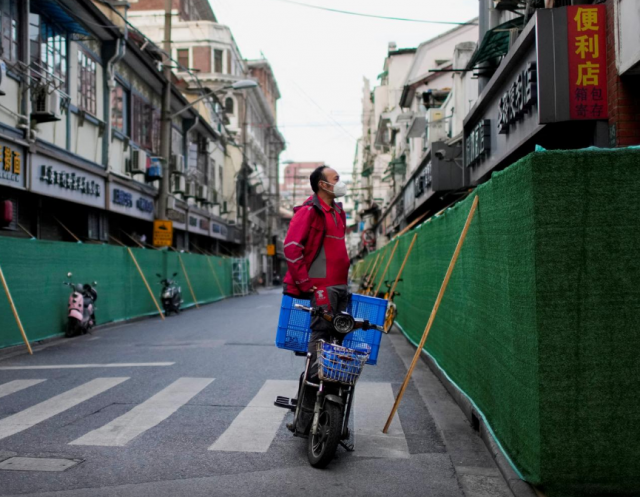 코로나 봉쇄 조치로 상하이 시내 거리가 한적하다. 로이터통신 홈페이지 캡처