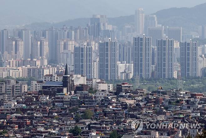 서울 남산에서 바라본 서울 시내 아파트·주택 밀집 지역 모습 [연합뉴스 자료사진]