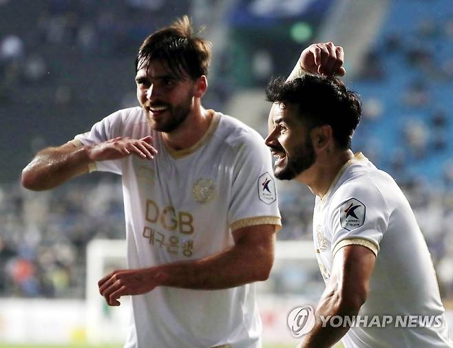 춤추며 세리머니 하는 세징야 (인천=연합뉴스) 윤태현 기자 = 17일 인천 축구전용경기장에서 열린 남자 프로축구 인천 유나이티드와 대구 FC의 경기. 후반전 대구 FC 세징야(오른쪽)가 프리킥으로 골을 넣은 뒤 동료와 춤을 추며 세리머니를 하고 있다. 2022.5.17 tomatoyoon@yna.co.kr