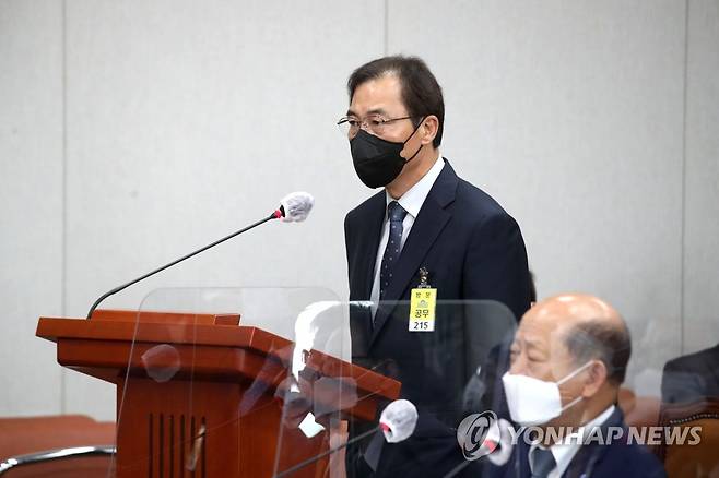 답변하는 대통령비서실 총무비서관 (서울=연합뉴스) 백승렬 기자 = 윤재순 대통령비서실 총무비서관이 17일 서울 여의도 국회에서 열린 운영위원회 전체회의에 출석해 의원 질의에 답변하고 있다. 2022.5.17 [국회사진기자단] srbaek@yna.co.kr