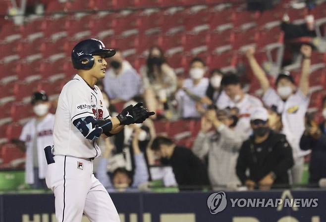 '따라가 보자고' (서울=연합뉴스) 한종찬 기자 = 17일 오후 서울 송파구 잠실야구장에서 열린 2022 프로야구 두산 베어스와 SSG 랜더스의 경기. 8회말 무사 2, 3루 상황에 안타를 날린 두산 안권수가 기뻐하고 있다. 2022.5.17 saba@yna.co.kr