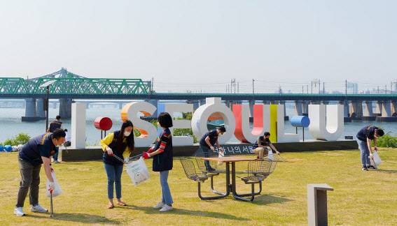 세븐일레븐·미니스톱 임직원들이 지난 17일 한강 노들섬에서 ‘플로깅 캠페인’을 펼치고 있다.(사진=세븐일레븐)