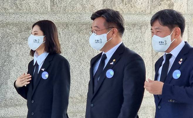 박지현(왼쪽)·윤호중 더불어민주당 공동 비대위원장이 18일 광주 북구 국립5.18민주묘지에서 열린 제42주년 5·18민주화운동 기념식에 참석하고 있다.(사진=뉴스1)