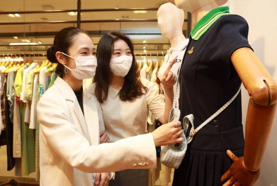 롯데백화점 본점 에비뉴엘 ‘비비안웨스트우드’ 매장에서 고객들이 제품을 살펴보고 있다.(사진=롯데백화점)